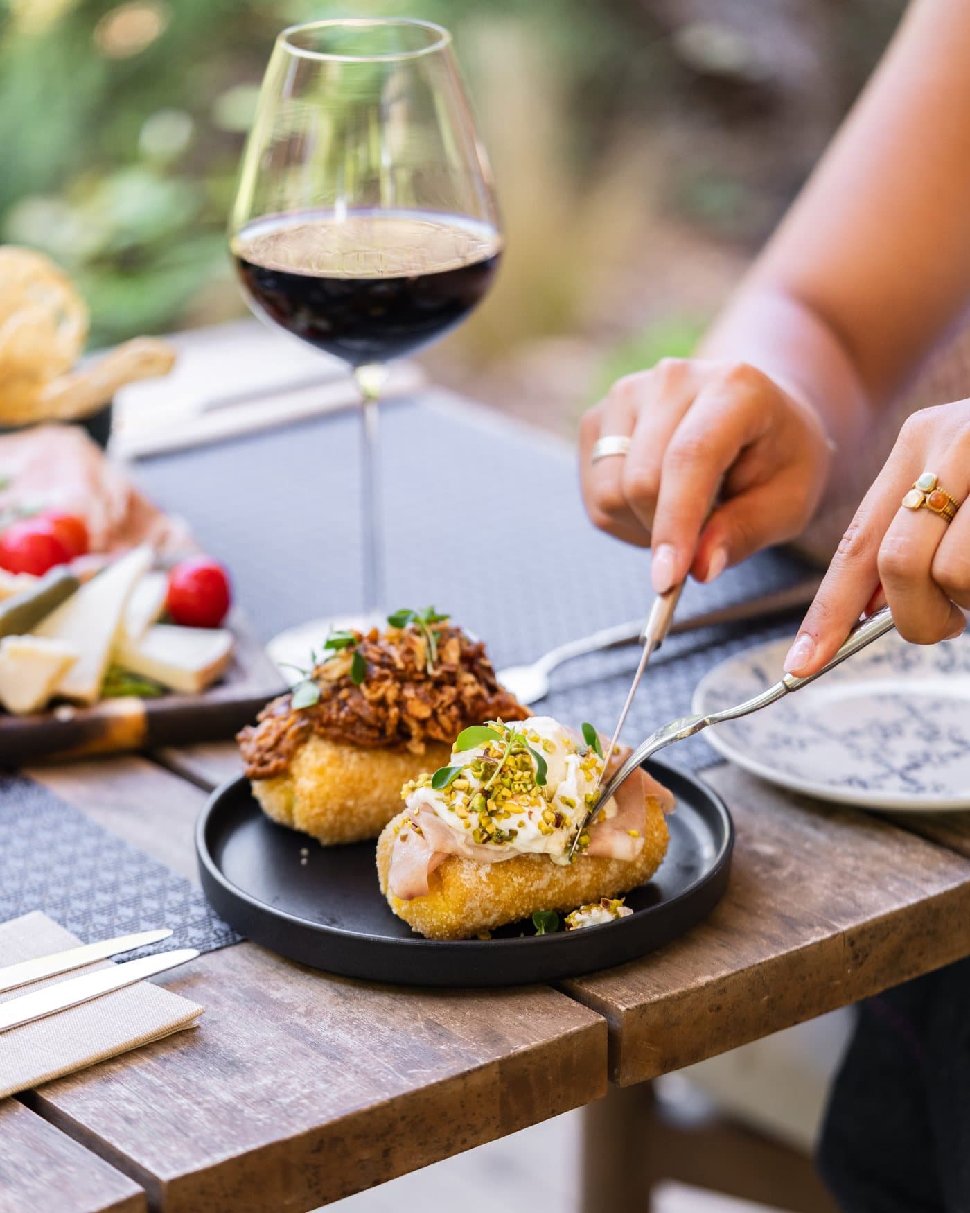 Croquettes, jambon, burrata et pistaches, verre de rouge